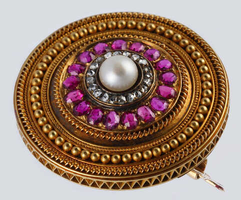 Брошь из желтого металла, общим весом 14,30 грамма, содержит вставки